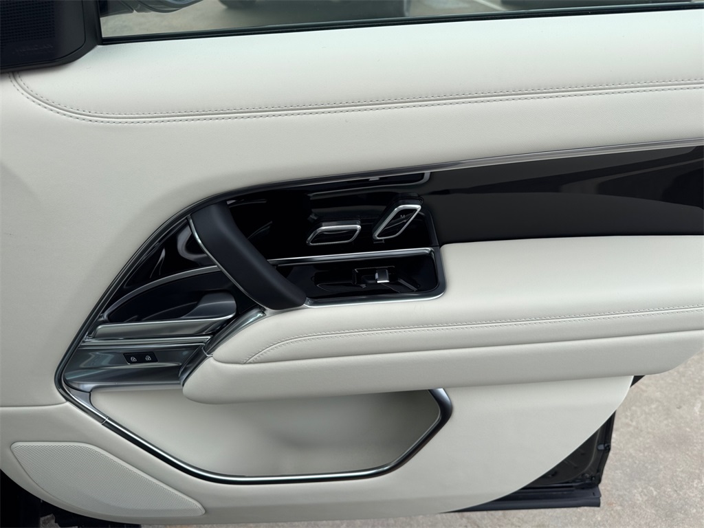 2025 Land Rover Range Rover SE photo 14