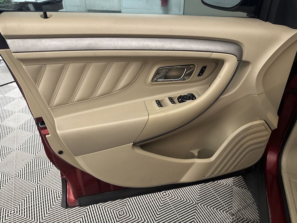 2015 Ford Taurus SEL photo 13
