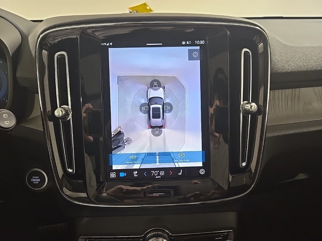 2025 Volvo XC40 Plus photo 16