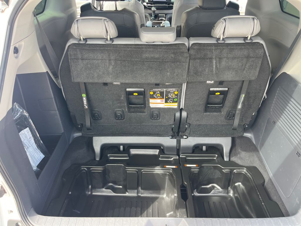 2022 Toyota Sienna XLE photo 26