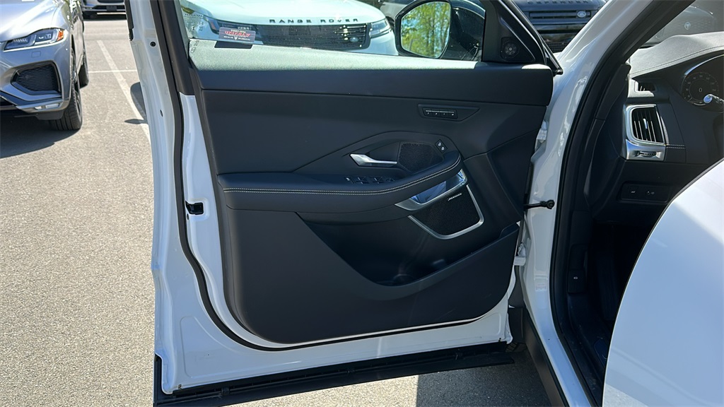 2024 Jaguar E-PACE R-Dynamic SE photo 9
