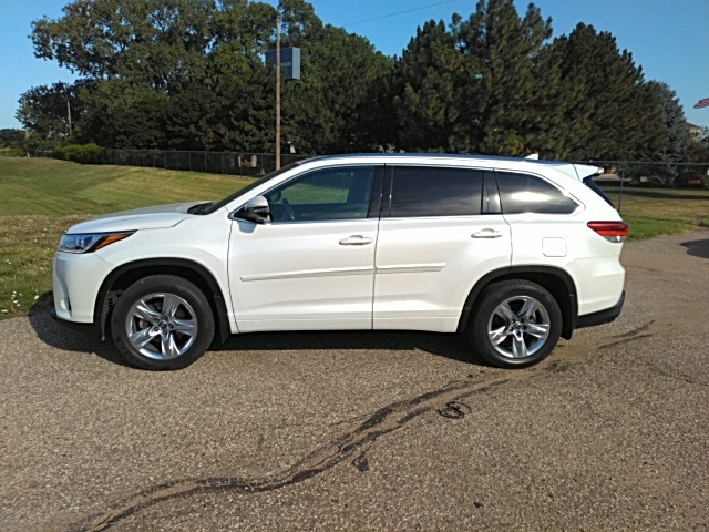 2017 Toyota Highlander Sport photo 2