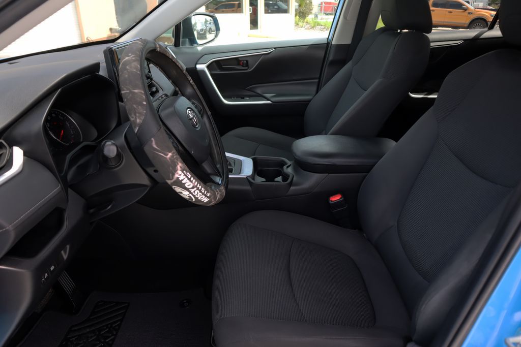 2020 Toyota RAV4 LE photo 18