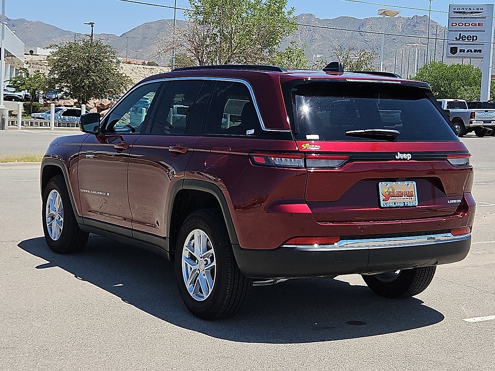 2025 Jeep Grand Cherokee Laredo X photo 3