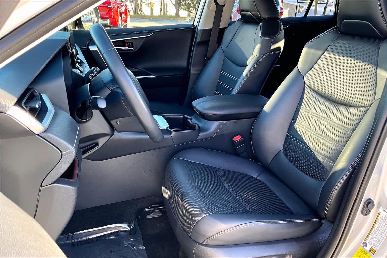 2023 Toyota RAV4 Limited photo 4