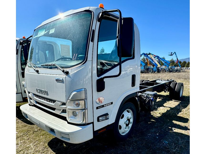 2024 Isuzu NRR photo 2