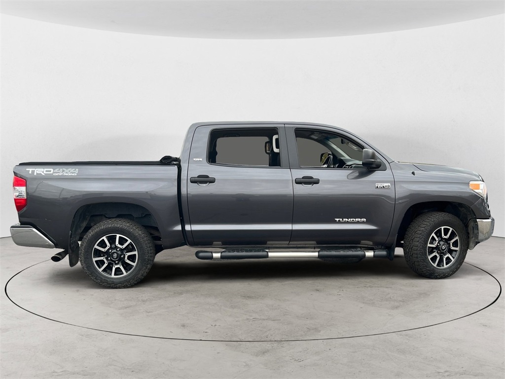 2017 Toyota Tundra SR5 photo 2