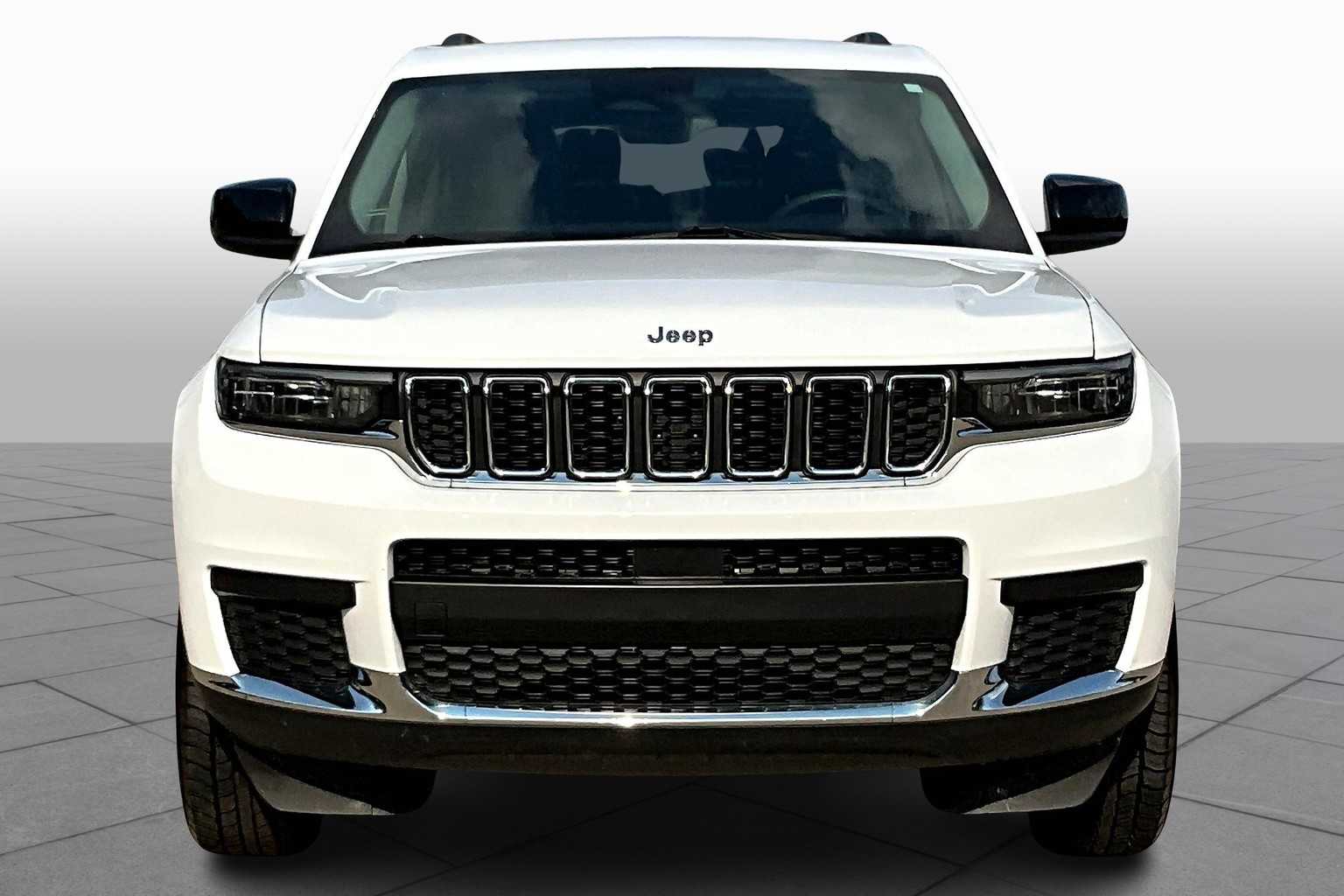 2023 Jeep Grand Cherokee Laredo Altitude photo 3