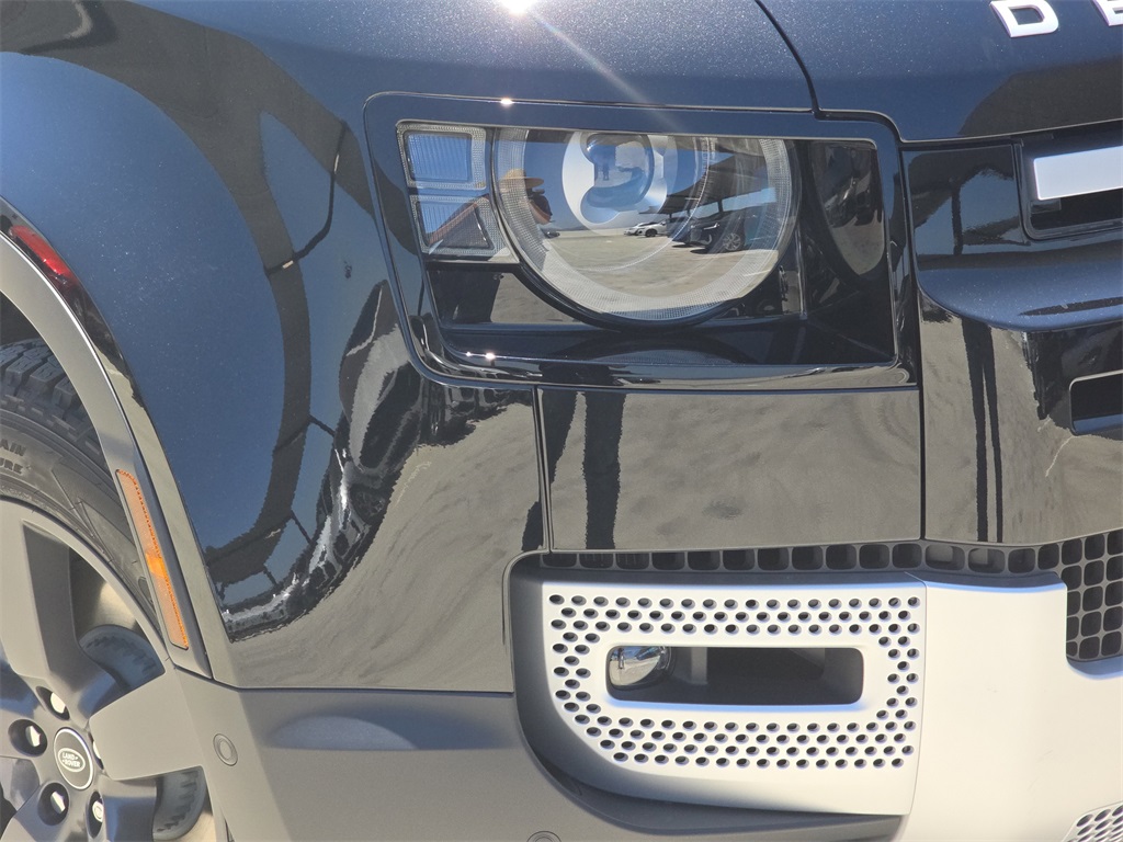 2025 Land Rover Defender 110 S photo 30