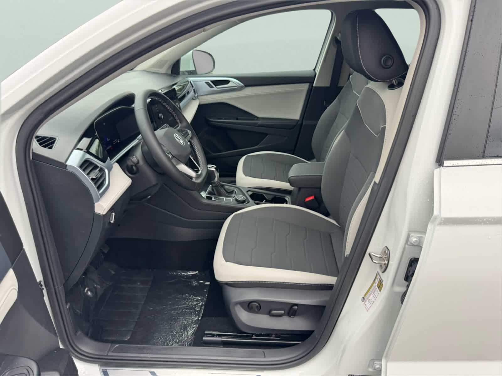 2025 Volkswagen Taos SE photo 11