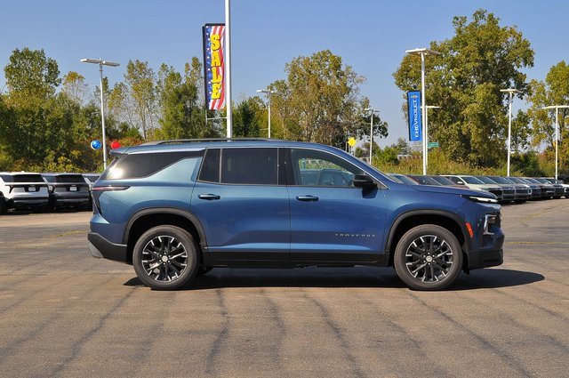 2026 Chevrolet Traverse photo 2