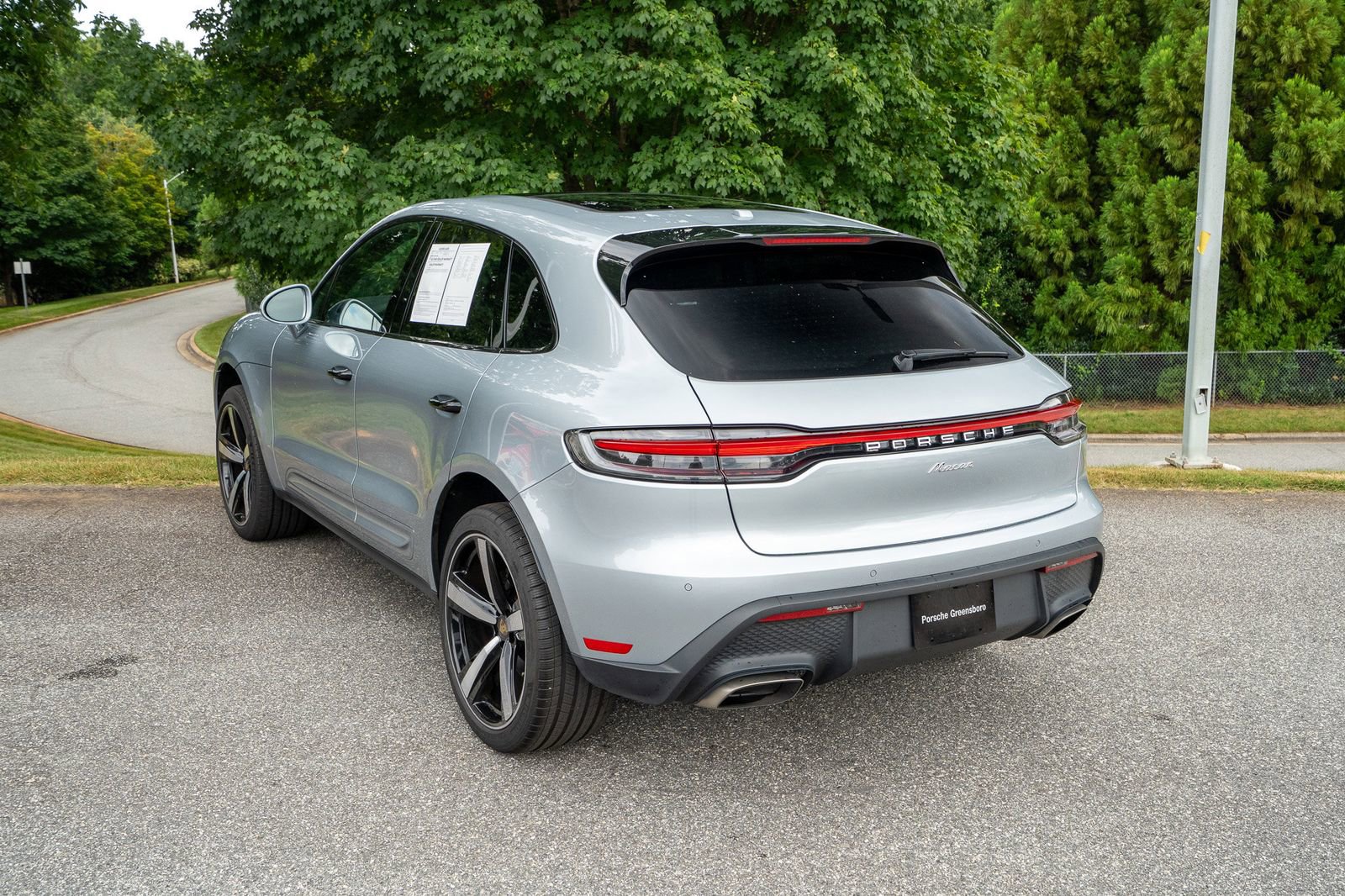 2024 Porsche Macan Base photo 2