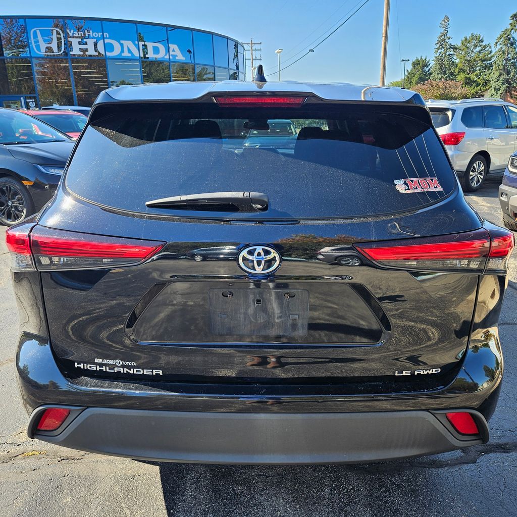 2020 Toyota Highlander LE photo 4