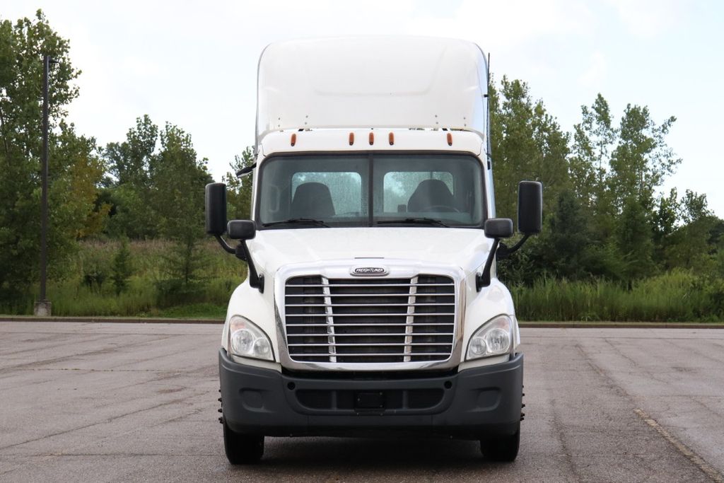 2014 Freightliner Cascadia photo 2