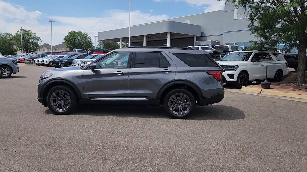 2025 Ford Explorer photo 2