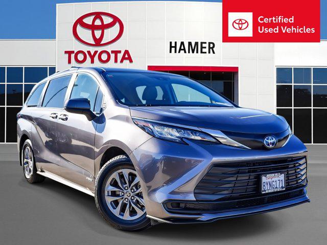 2021 Toyota Sienna LE's photo