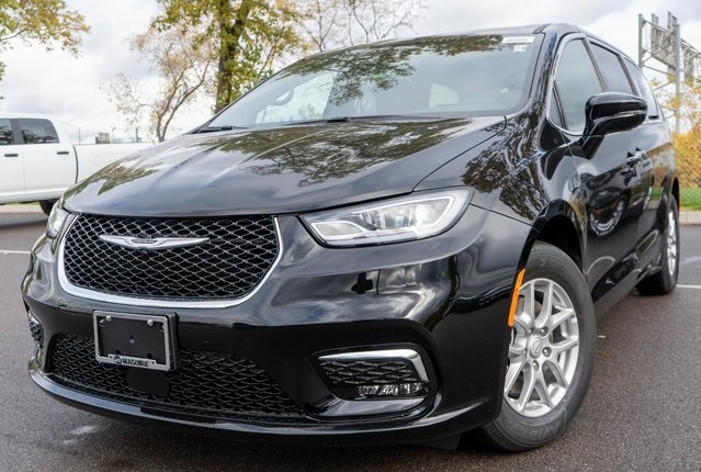 2026 Chrysler Pacifica Select's photo