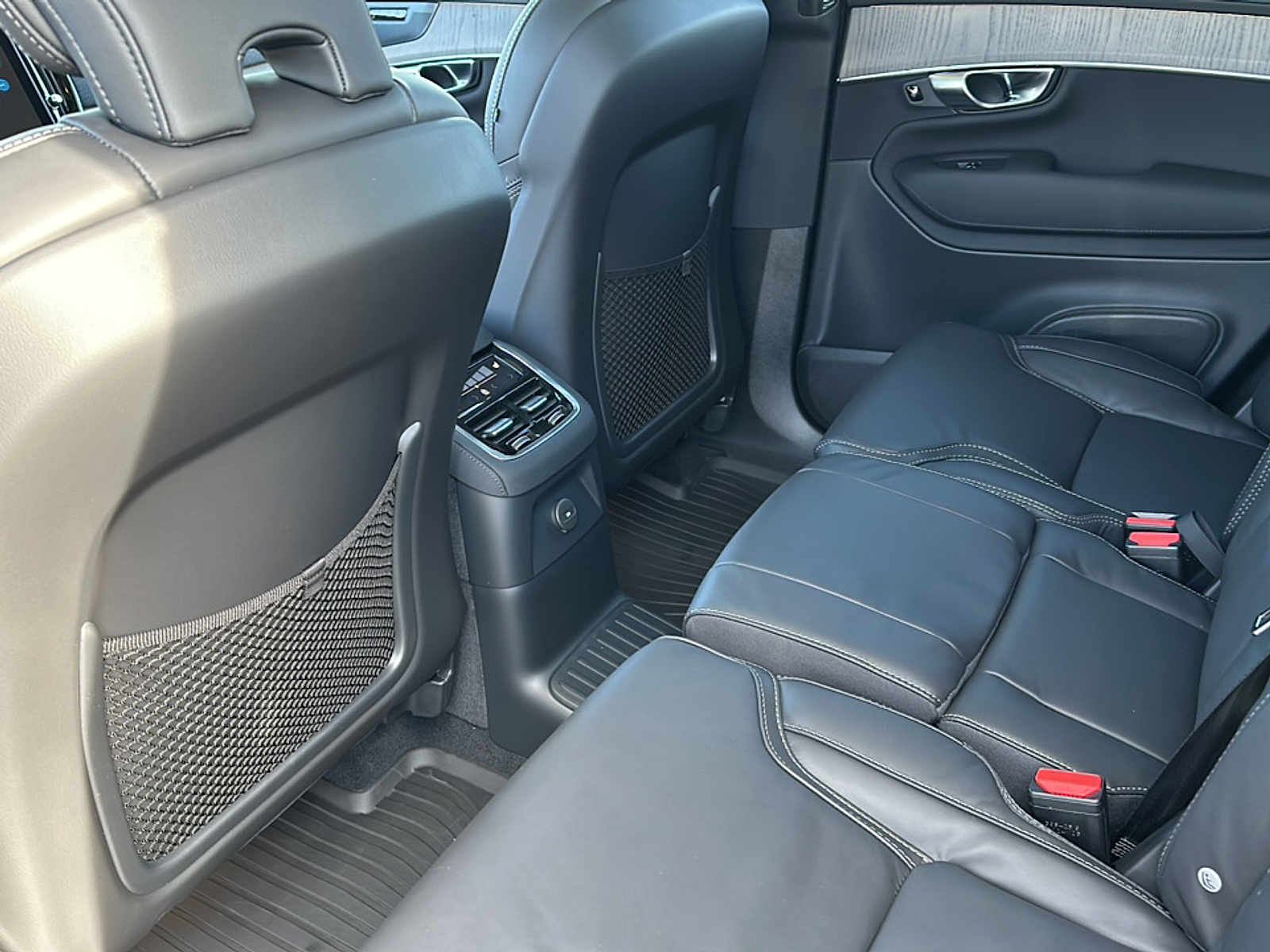 2025 Volvo XC90 T8 photo 4