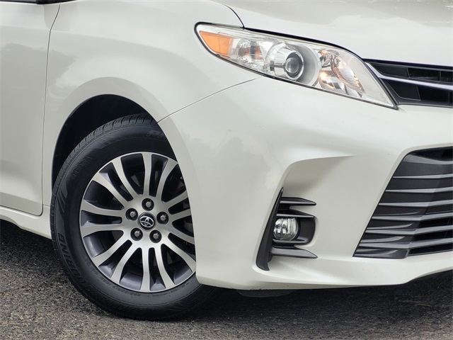 2018 Toyota Sienna XLE photo 3