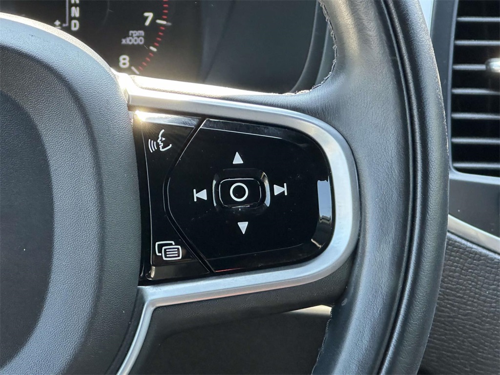 2019 Volvo XC90 T6 Momentum photo 21