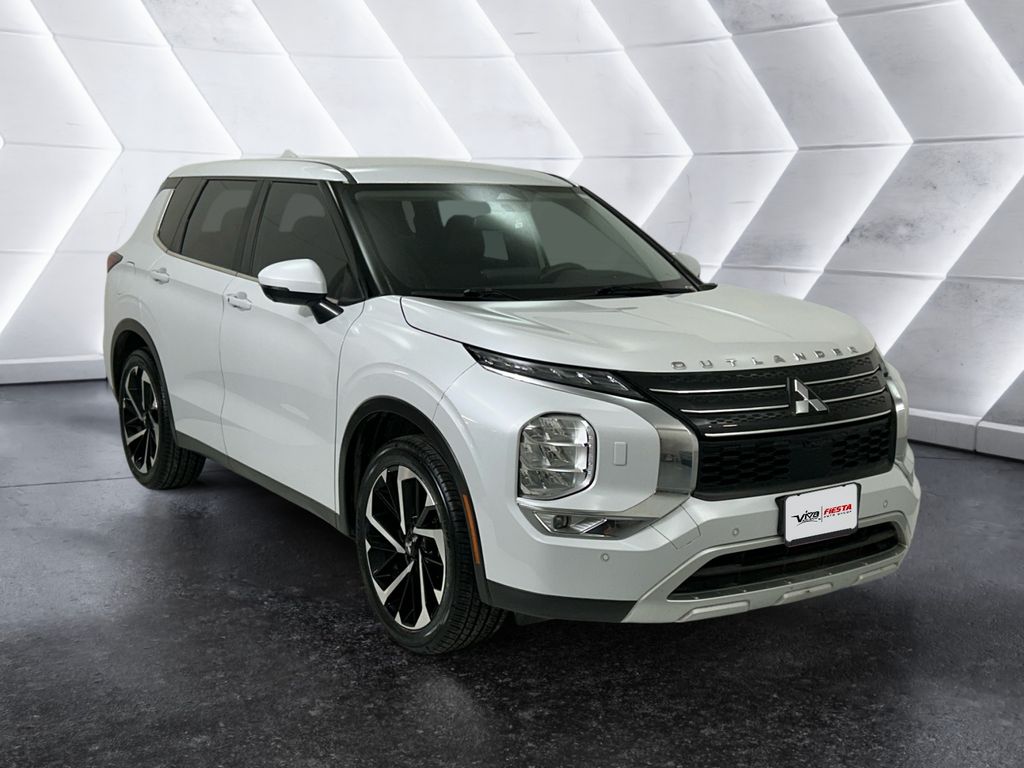 2023 Mitsubishi Outlander SE's photo