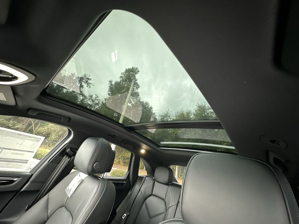 2025 Porsche Macan Base photo 18