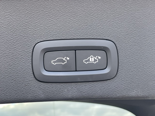 2023 Volvo C40 Recharge Ultimate photo 2