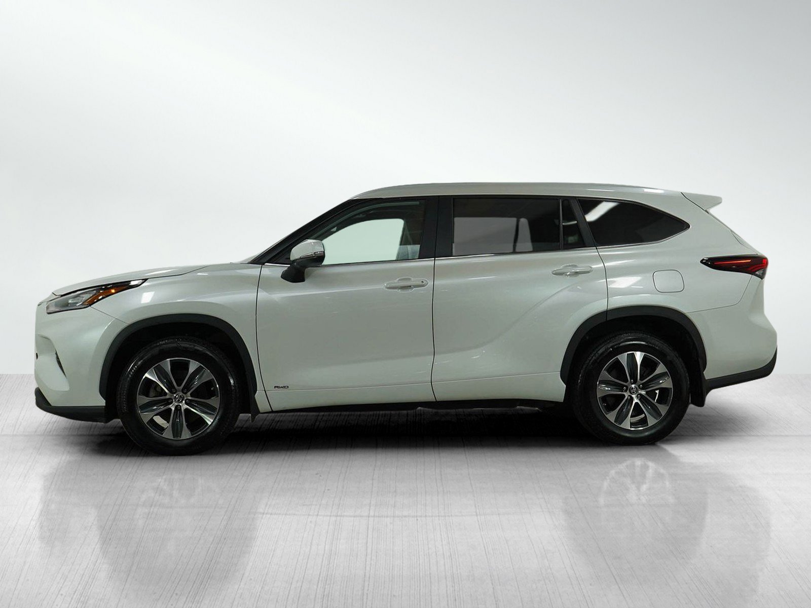 Used 2024 Toyota Highlander XLE with VIN 5TDKBRCHXRS627484 for sale in Bloomington, Minnesota