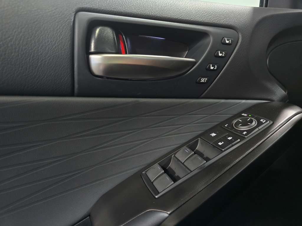 2025 Lexus IS 300 F SPORT photo 12