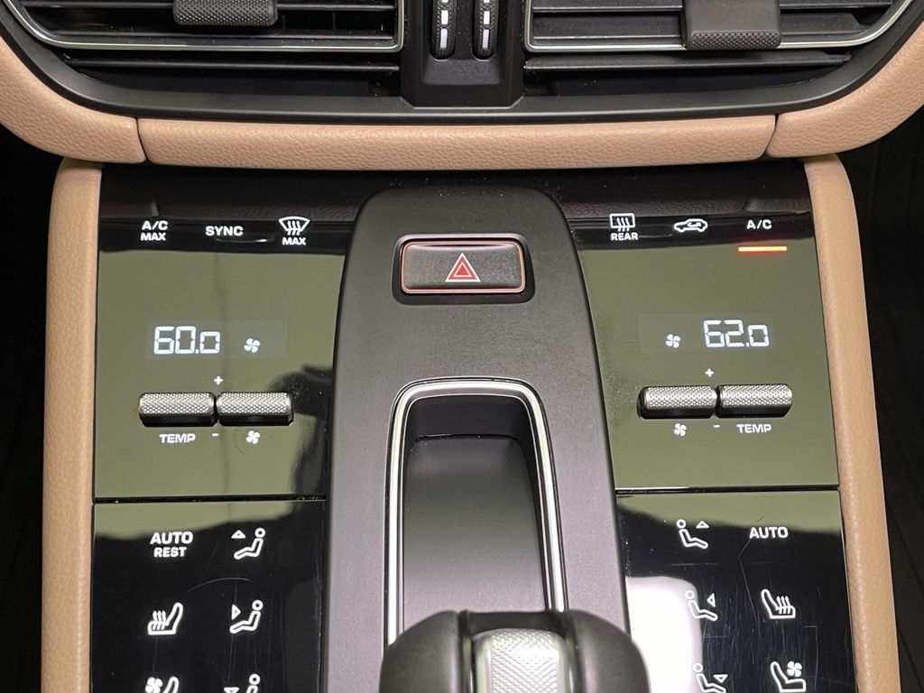 2024 Porsche Macan T photo 24