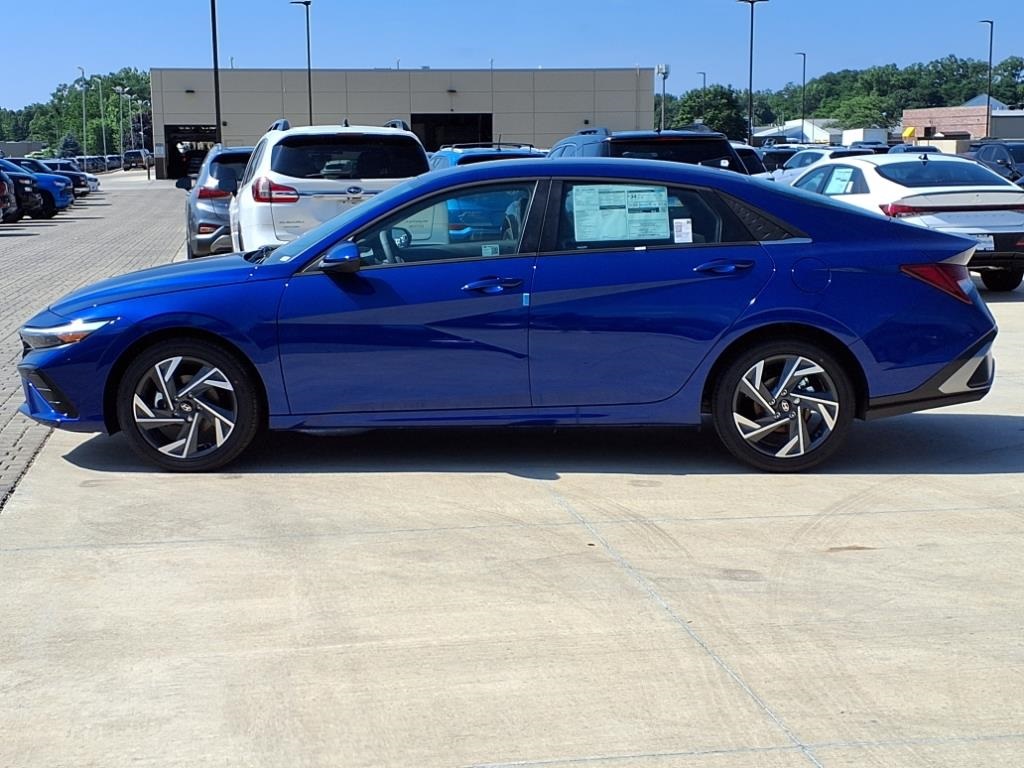 2025 Hyundai Elantra SEL Convenience photo 2