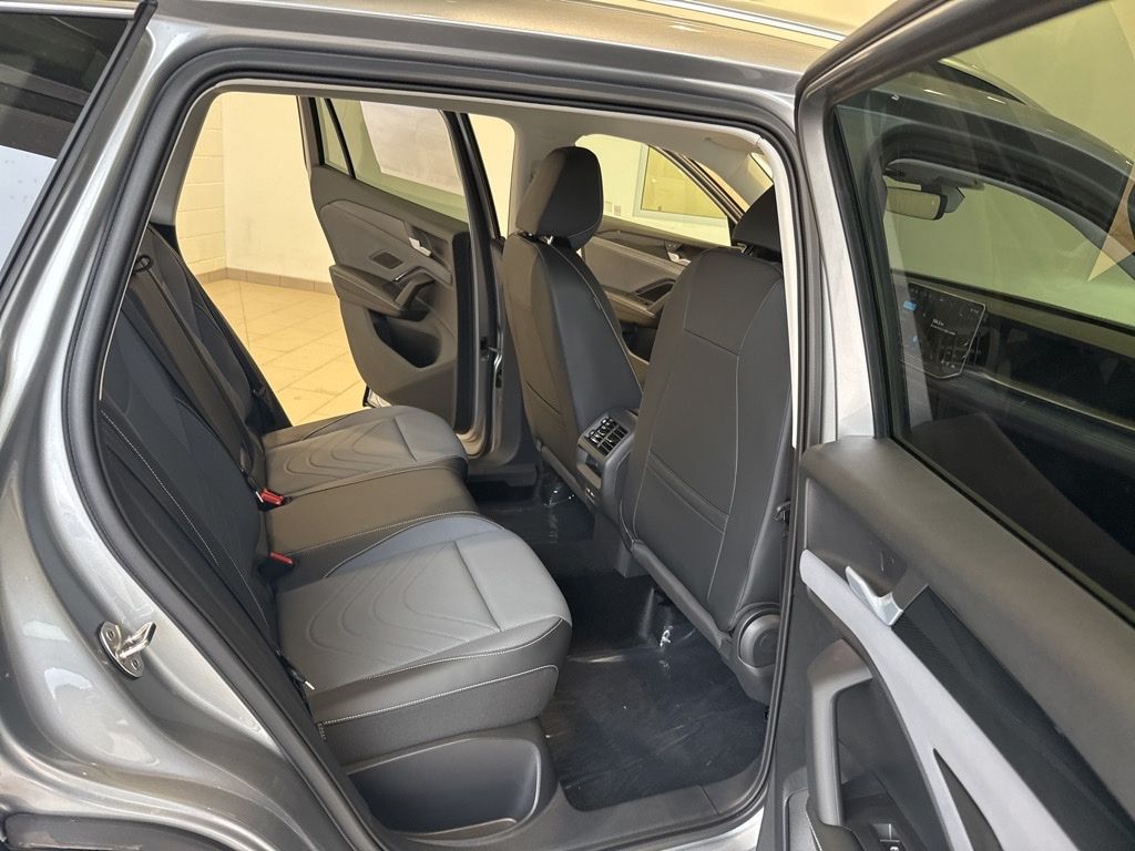 2025 Volkswagen Tiguan SE photo 13