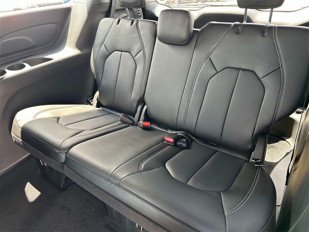 2025 Chrysler Pacifica photo 15