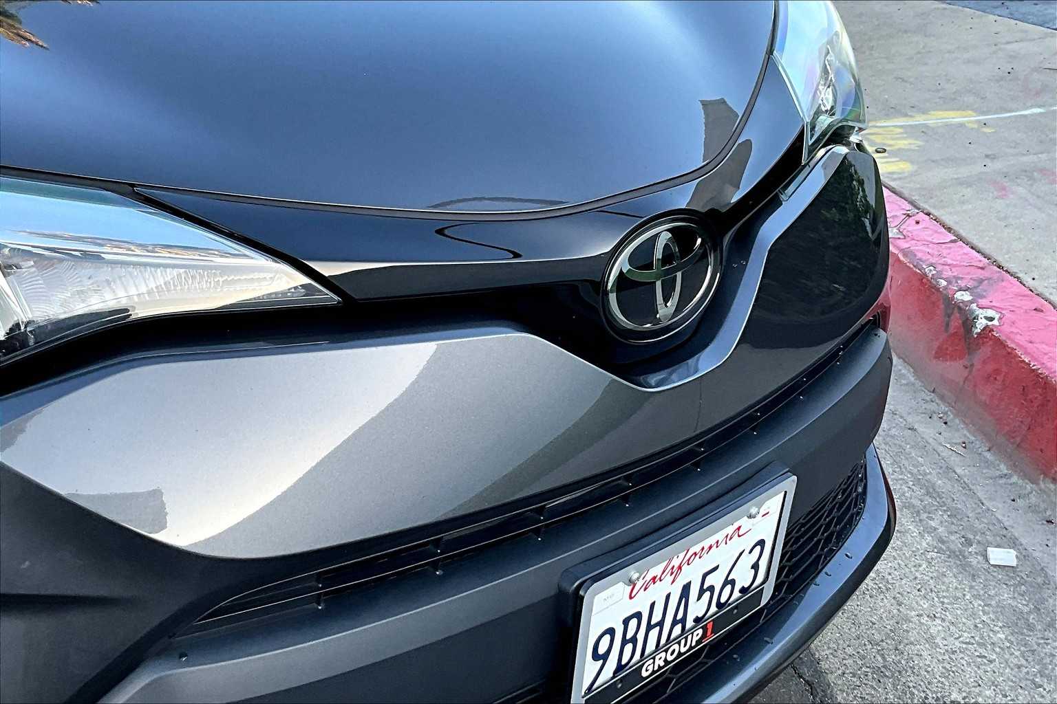 2022 Toyota C-HR XLE photo 29