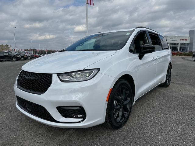 2024 Chrysler Pacifica Touring L photo 3