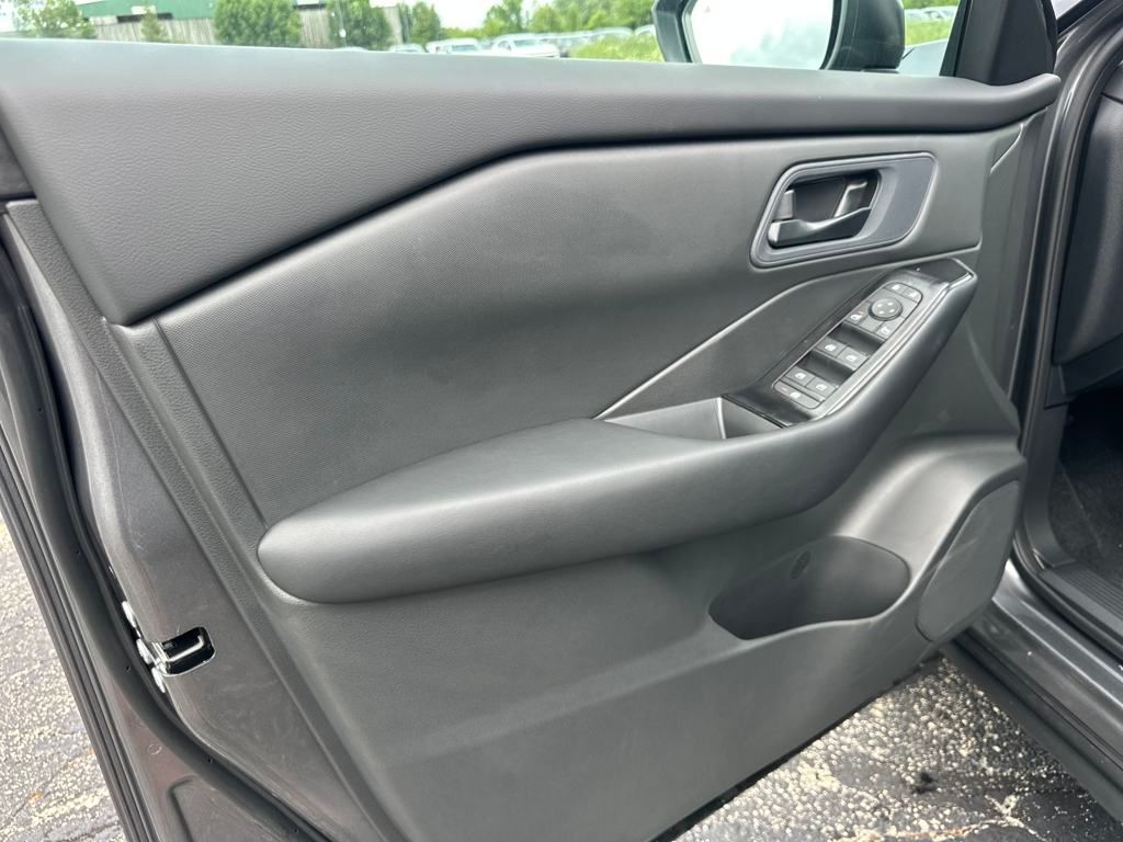 2026 Nissan Rogue S photo 10