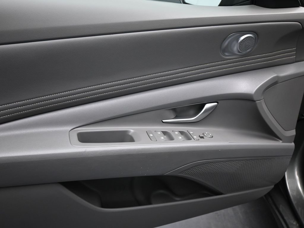 2025 Hyundai Elantra SEL Convenience photo 6
