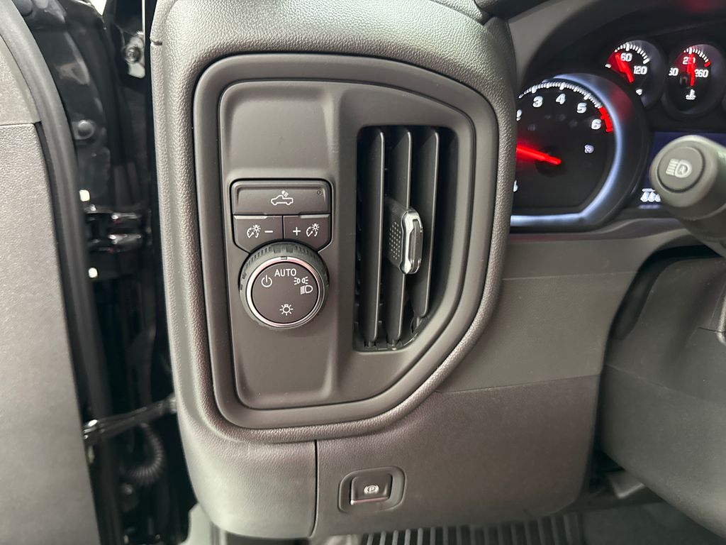 2025 Chevrolet Silverado 1500 Custom photo 11