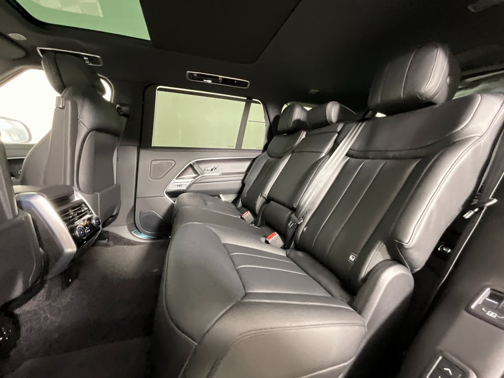 2025 Land Rover Range Rover SE photo 4