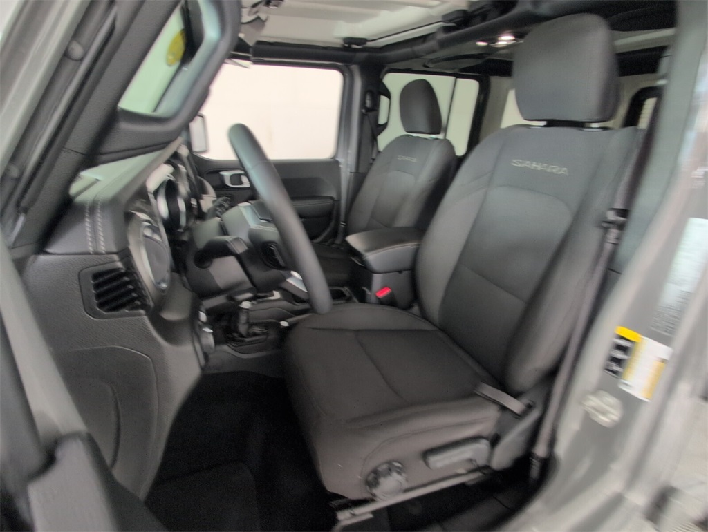 2023 Jeep Wrangler Sahara photo 5