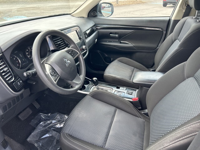 2020 Mitsubishi Outlander ES photo 8