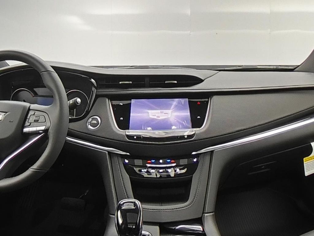 2025 Cadillac XT6 Luxury photo 8