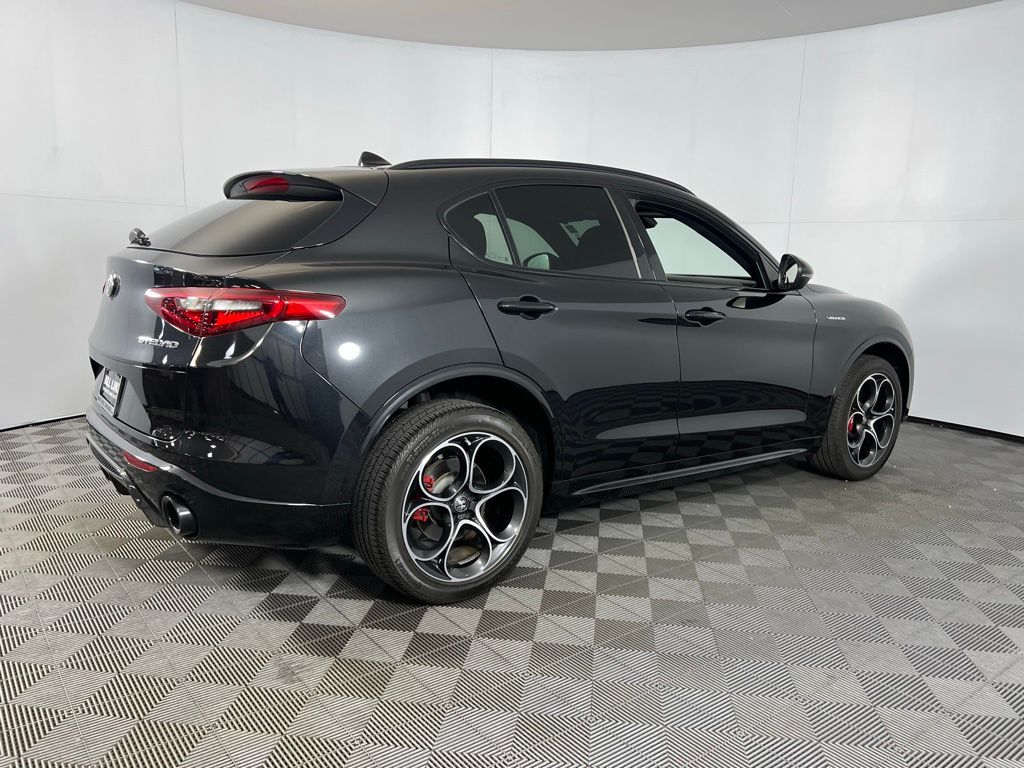 2023 Alfa Romeo Stelvio Ti photo 4