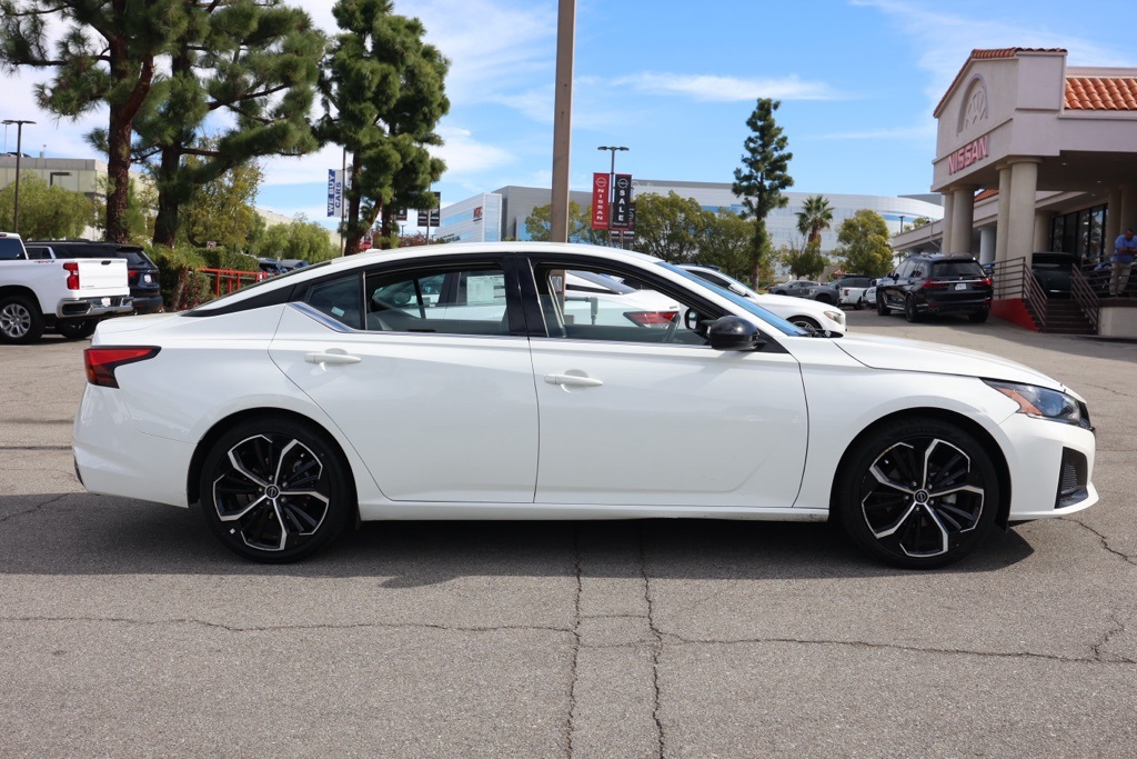 2024 Nissan Altima 2.5 SR photo 2