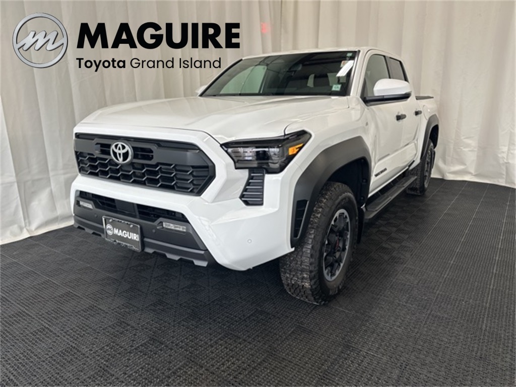 2025 Toyota Tacoma SR5's photo