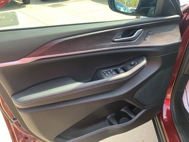 2025 Jeep Grand Cherokee Limited photo 4