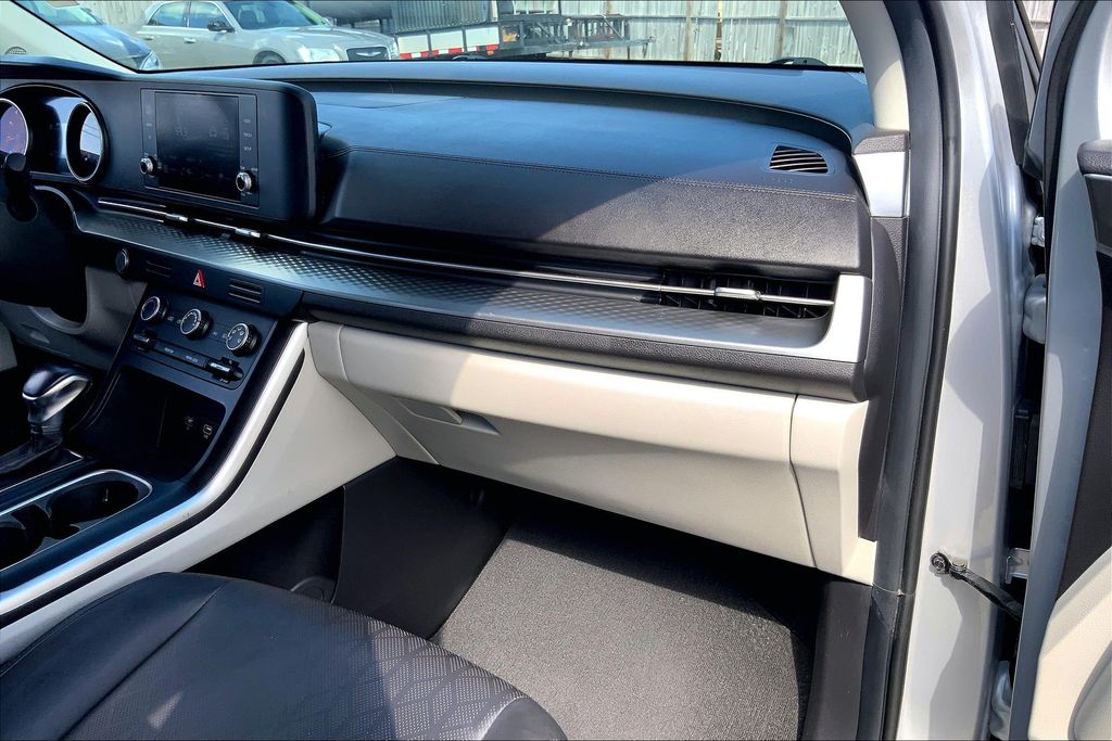 2023 Kia Carnival LX photo 10