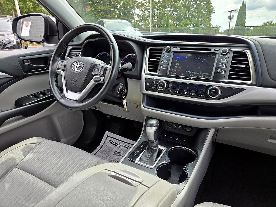 2019 Toyota Highlander LE Plus photo 10