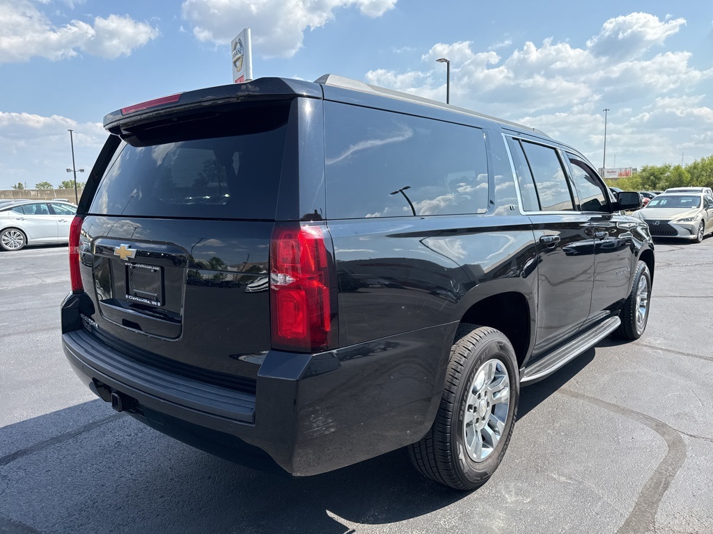 2017 Chevrolet Suburban LT photo 3