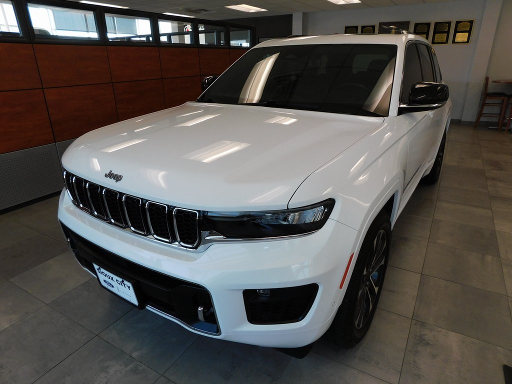 2022 Jeep Grand Cherokee Overland photo 2